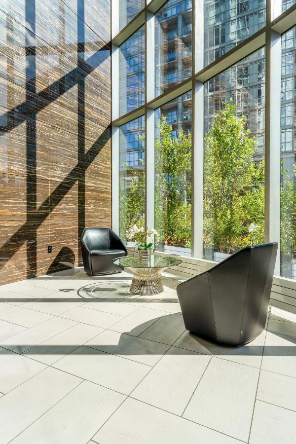 Family Oriented Downtown Toronto 2Bdrm Condo With Parking & Office Space Exteriör bild