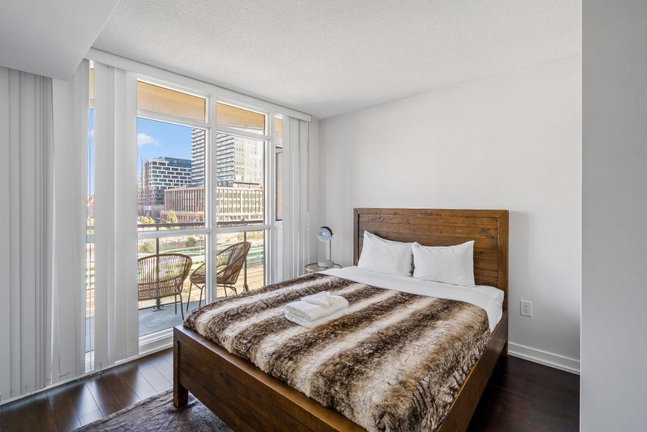 Family Oriented Downtown Toronto 2Bdrm Condo With Parking & Office Space Exteriör bild