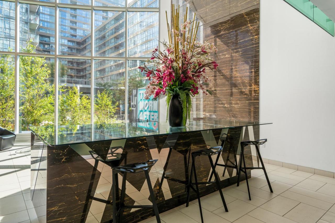 Family Oriented Downtown Toronto 2Bdrm Condo With Parking & Office Space Exteriör bild